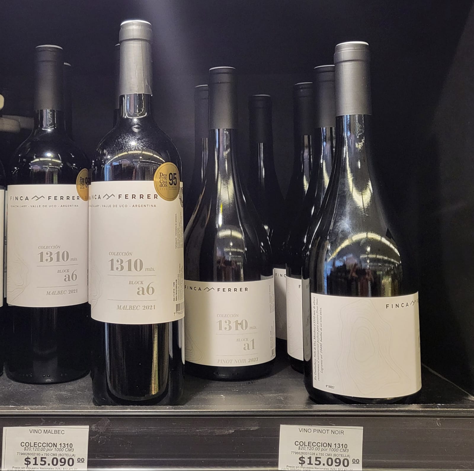 Botellas de Colección 1310 en una góndola